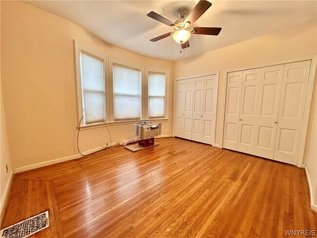 Building Photo - 40 Oakland Pl