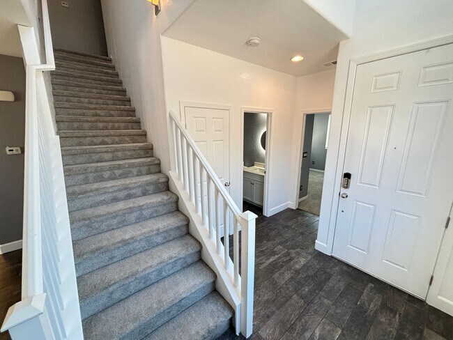 Building Photo - Beautiful 4Bed/3Bath/2Car Residence located in Providence