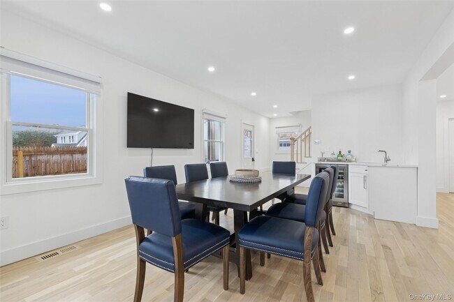 Building Photo - 10 Sagamore Rd