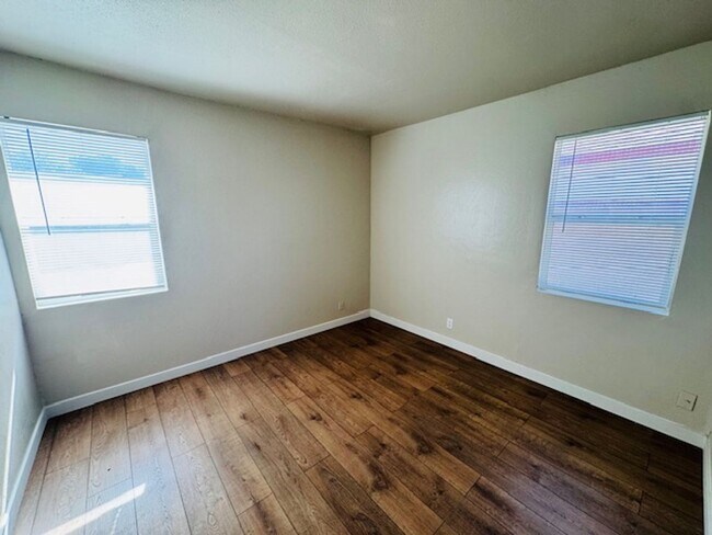 Building Photo - Gorgeous Remodeled 4+2 - $3100