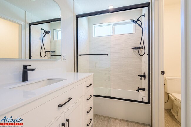 Building Photo - Gorgeous Townhouse | Remodeled | Desirable Location