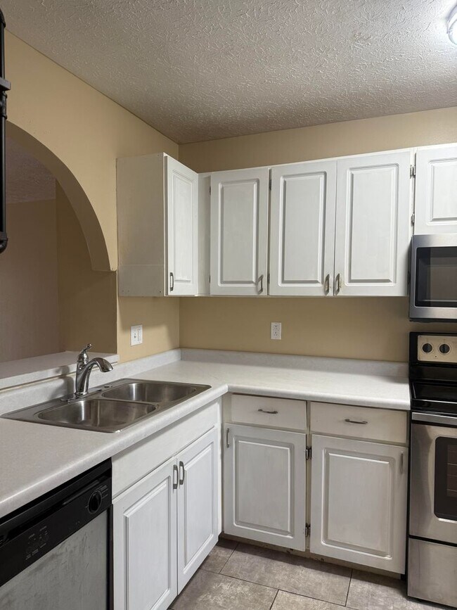 Building Photo - 3 Bedroom/2.5 bath Townhome Located on Bloomington's Southside - Available April 2026!