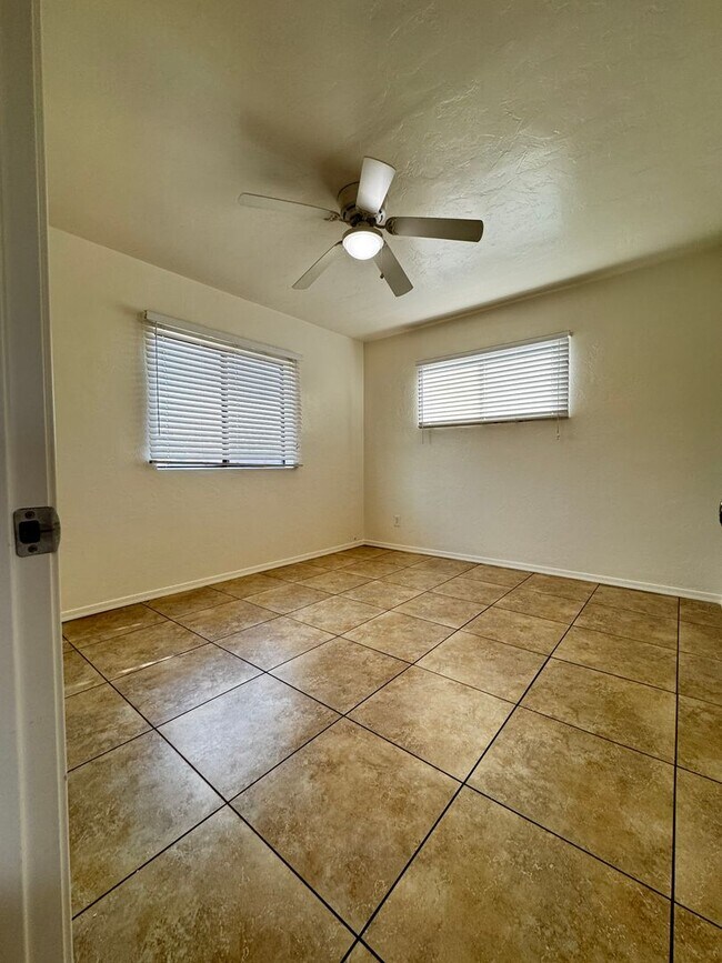 Building Photo - Eastside (Broadway and Wilmot) 3 bedroom, ...