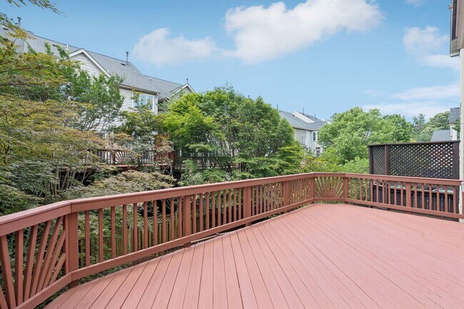 Building Photo - Beautiful 3-level colonial-style town home...