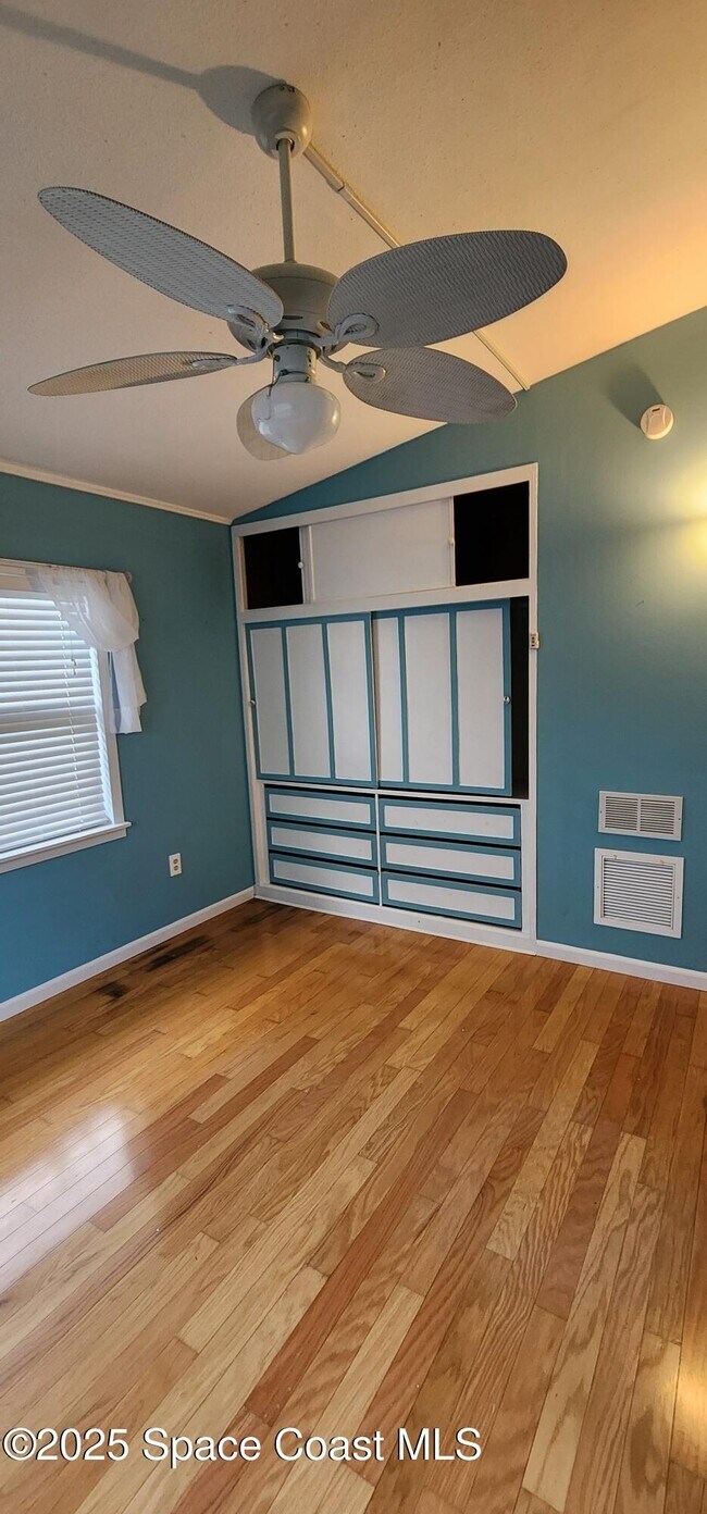 Building Photo - 833 Cronin Ave