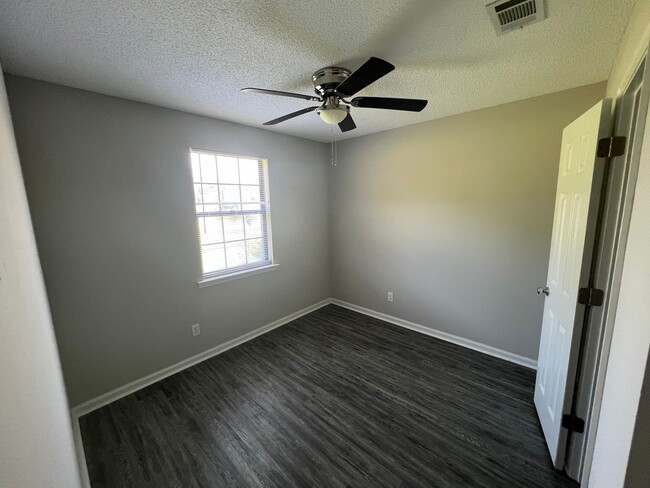 Building Photo - SPRING MOVE-IN SPECIAL: $500 OFF 1ST MONTH...