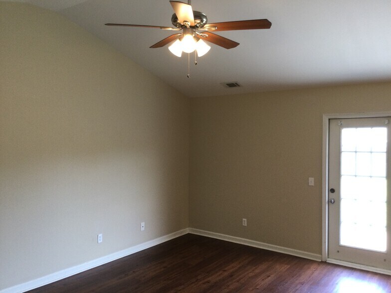 Building Photo - 25 Twin Oaks Pl