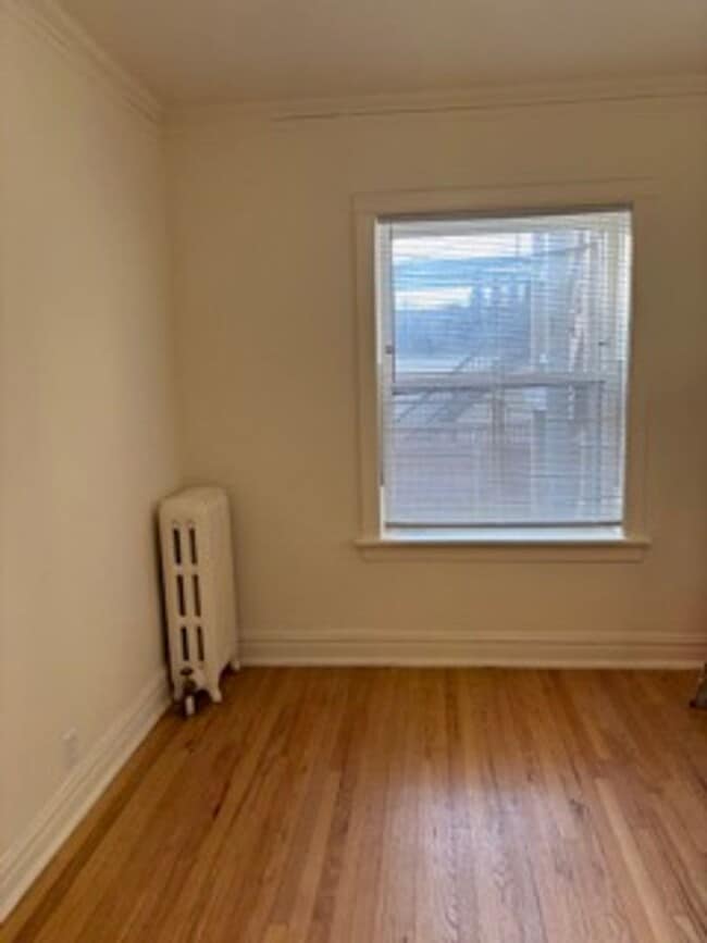 Building Photo - Wrigley Field Just A Mile Away - One Bedroom