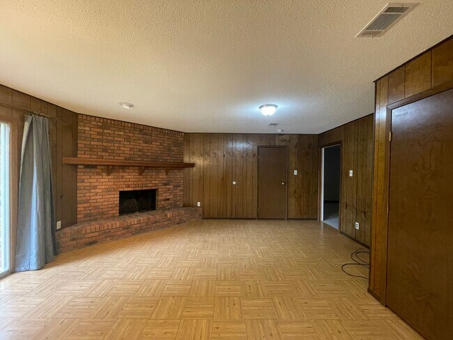 Building Photo - New Listing!