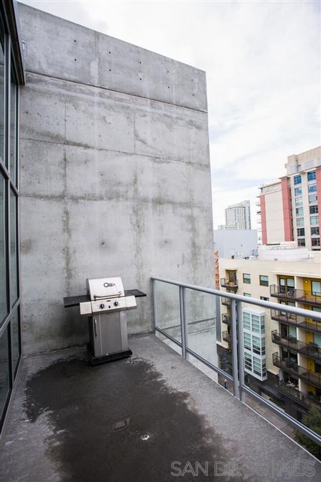 Building Photo - Beautiful East Village Top Floor Loft
