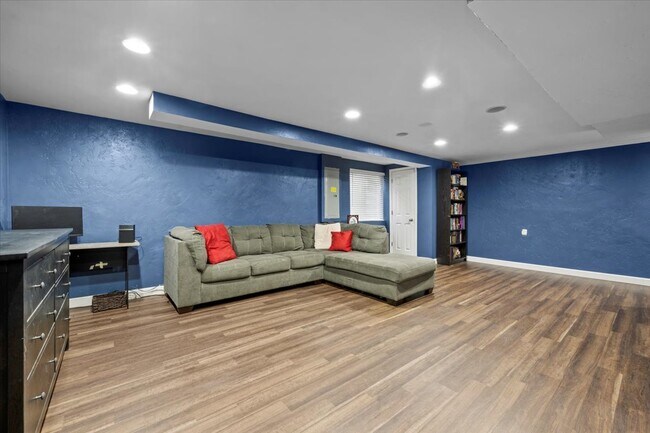 Building Photo - 907 Main St