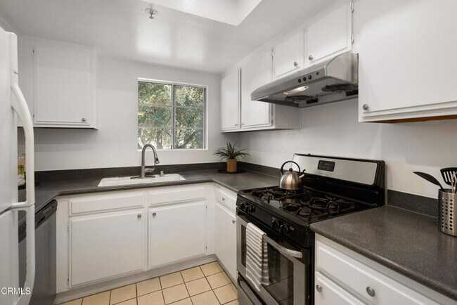 Building Photo - 449 N Catalina Ave