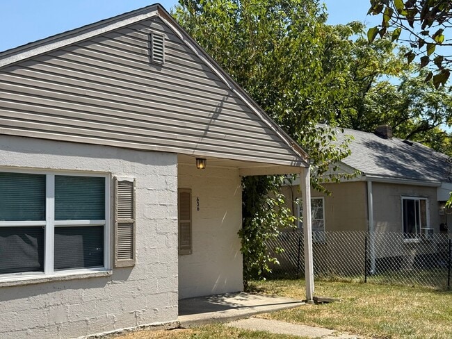 Building Photo - 636 S Wheatland Ave