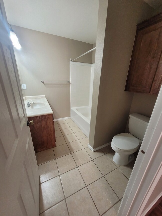 Building Photo - 3 bed 2 bath home with carport, move in re...