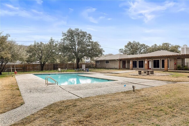 Building Photo - 1901 Holleman Dr W