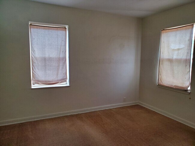 Building Photo - Private loft apartment over barber shop ne...
