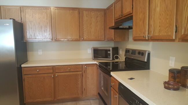 Building Photo - Charming 2 Bedroom Townhome for Rent in Ch...