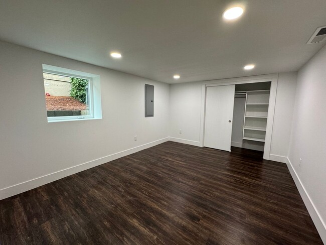 Building Photo - 3542 N Missouri Avenue Unit B ~ Freshly Re...