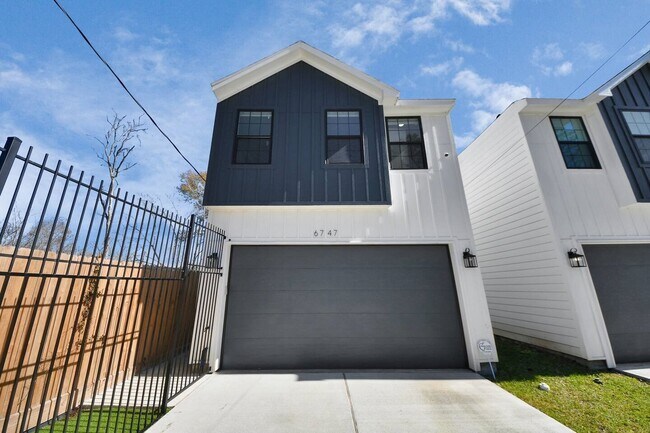 Building Photo - 6747 Peerless St