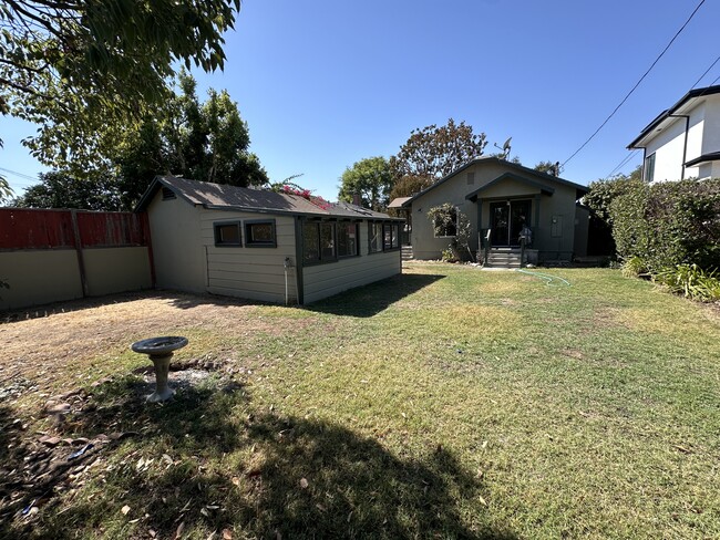 Building Photo - 930 N Fairview St