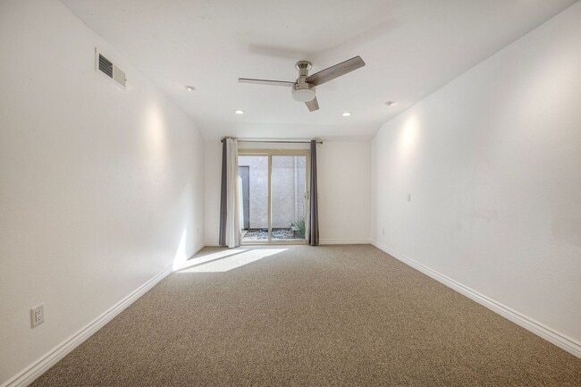 Building Photo - Rancho Bernardo 55+ Community Attached Home 2 Bed, 2 Ba with Patio, Private yard and Laundry