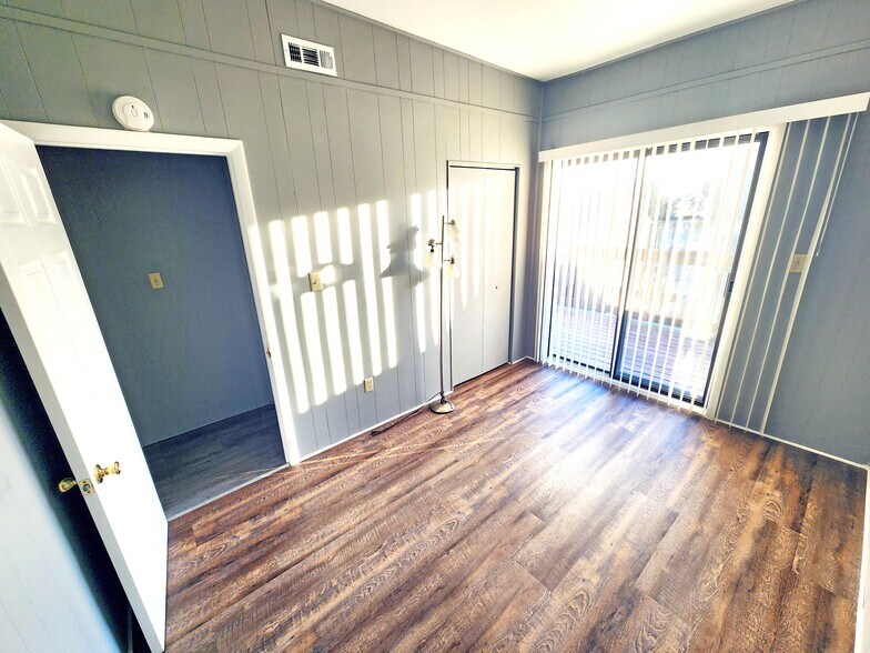 Building Photo - 721 142nd St