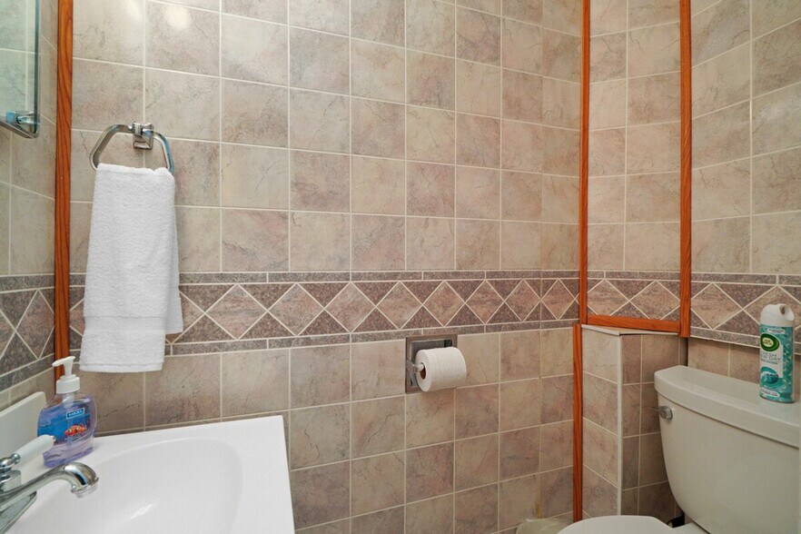 Building Photo - 4438 Balmoral Dr