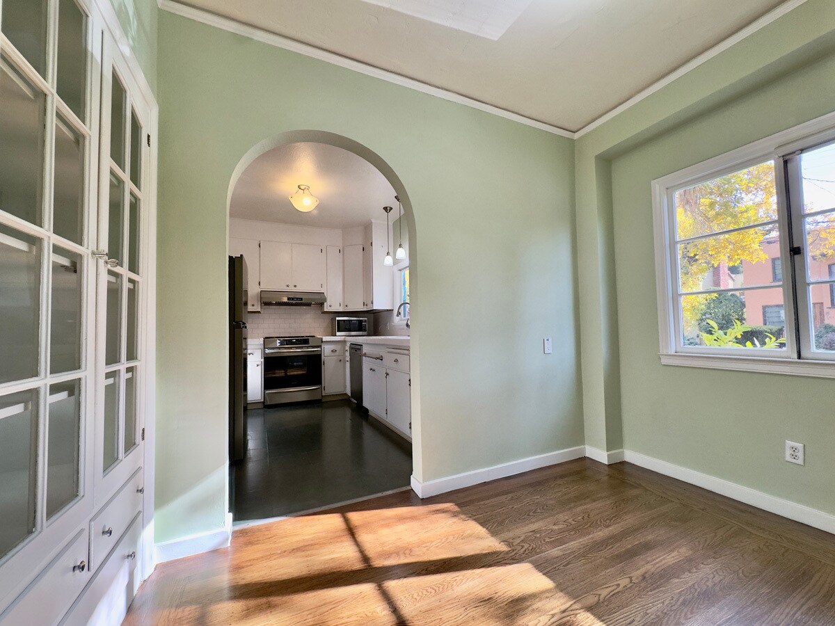 Building Photo - 1645 Scenic Ave