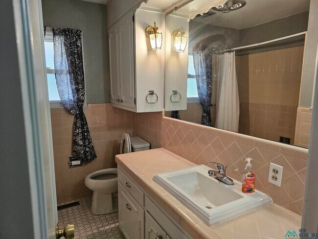 Building Photo - 1801 Eastridge Dr