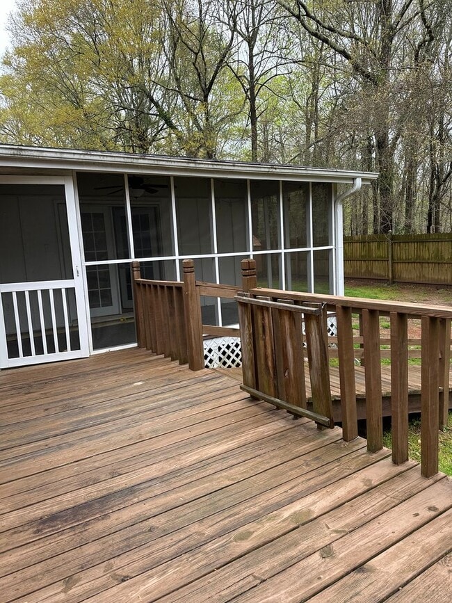 Building Photo - Large Home on the Eastside on a deadened street - Pre Lease