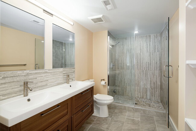 Master Bath (en suite) - 2015 S Hutchinson St