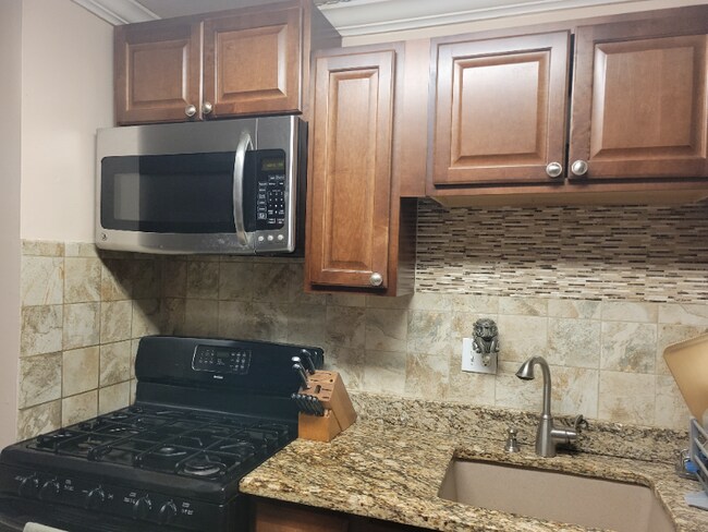 Building Photo - 5606 Bloomfield Dr