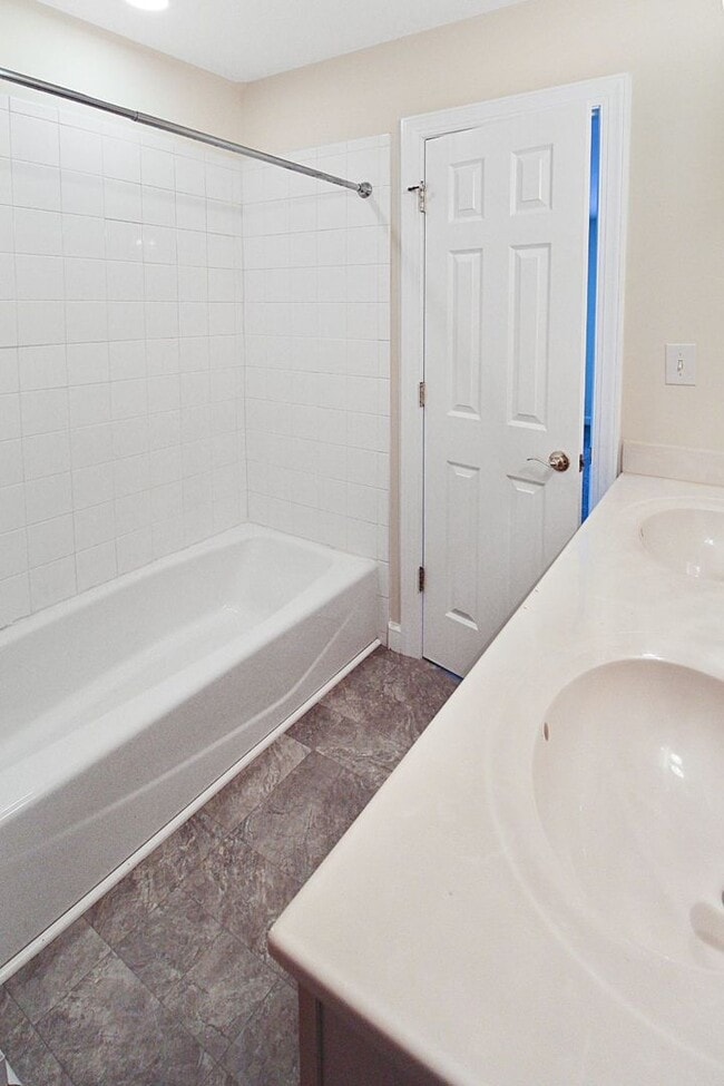 Building Photo - Beautiful Home in Stonehouse!