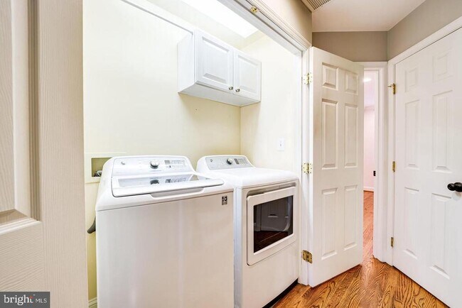 Building Photo - 819 Rivergate Pl