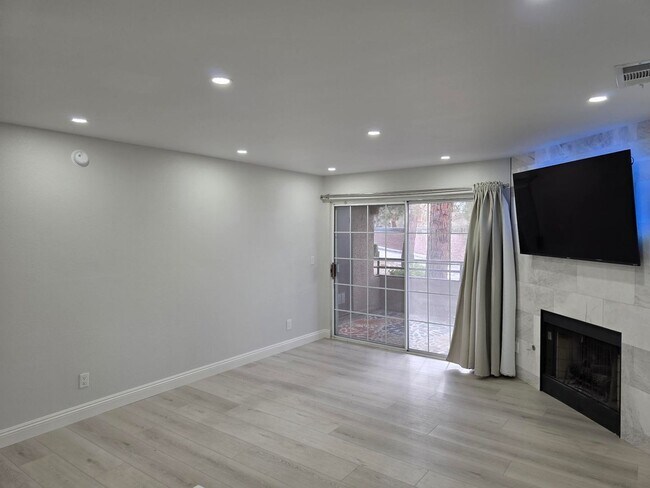 Building Photo - Immaculate Guard-Gated First-Floor Condo!