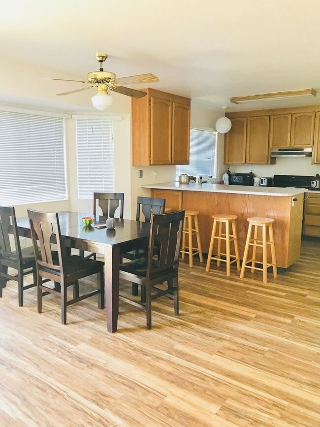 Building Photo - 3 Bedroom 2.5 Bath House in M Section of Rohnert Park - SSU Students Welcome