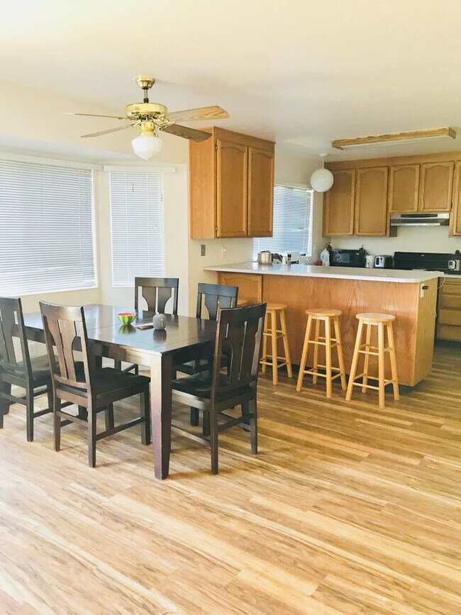 Building Photo - Available June 1st -4 Bedroom 2.5 Bath House in M Section of Rohnert Park - SSU Students Welcome