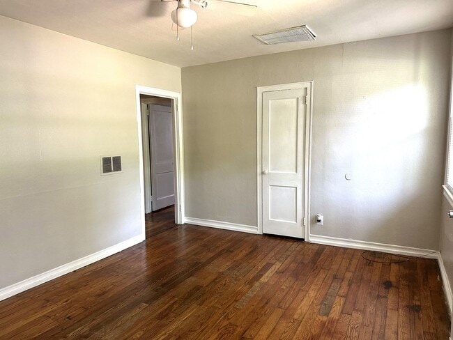 Building Photo - ONE LEVEL DUPLEX UNIT IN KINGSPORT NOW AVA...