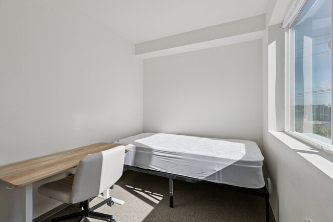 Building Photo - Brand-new 6B3B Townhouse near UW!