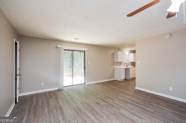 Building Photo - 4585 Old Lake Dr