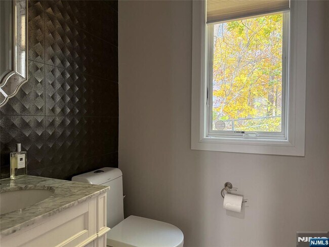 Building Photo - 555 Edgewater Ave