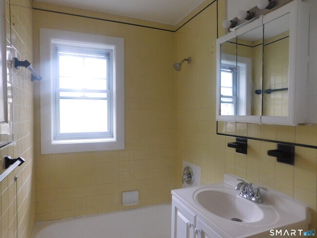 Building Photo - 45 Oakview Cir