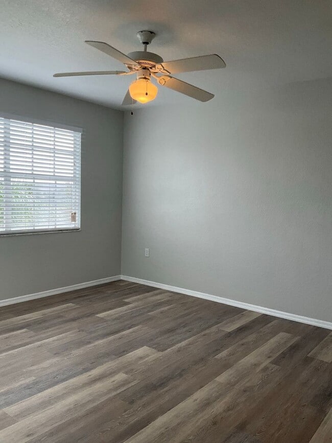 Building Photo - Available now!  Gated Community in Hunters...