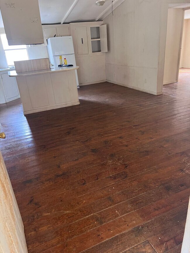 Building Photo - 3 Bedroom Home -ALL UTILITIES INCLUDED!