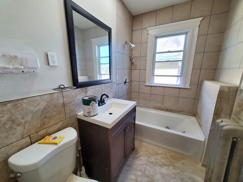 Building Photo - 623 Fellsway