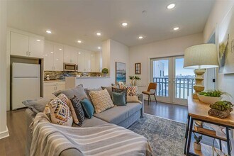 Building Photo - 972 Summit Ave