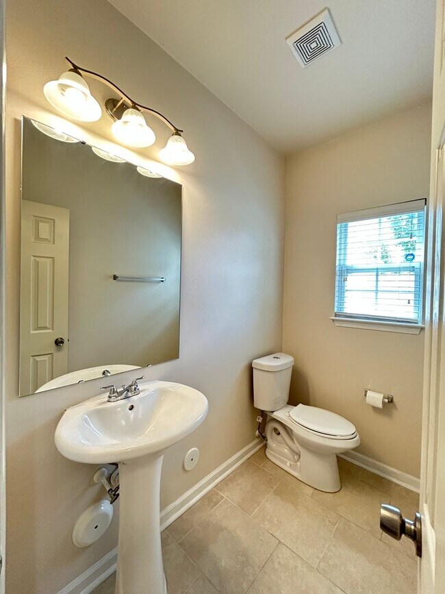 Building Photo - Immaculate beautiful 3-bedroom, 2.5-bath t...