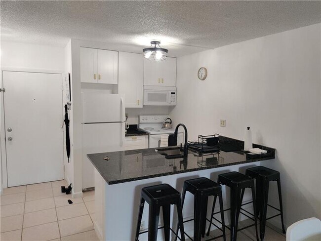 Building Photo - 2771 Riverside Dr