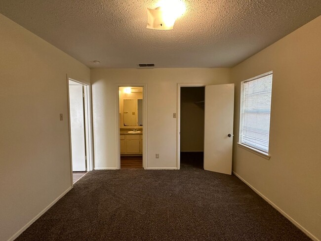 Building Photo - Cozy 3 Bedroom Unit! Tour Today!