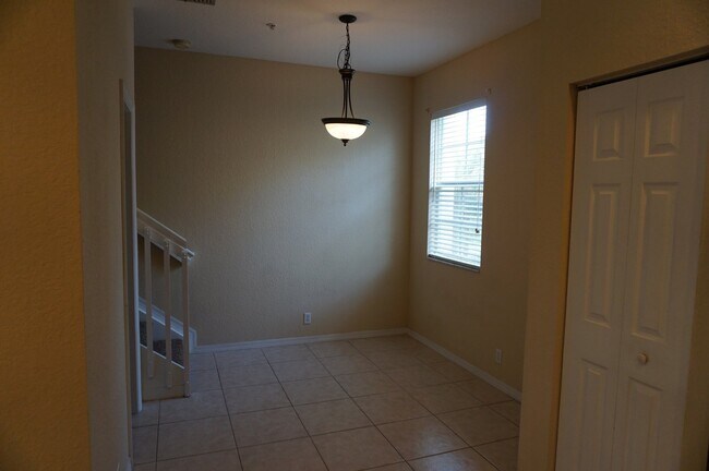 Building Photo - 335 E Thatch Palm Cir